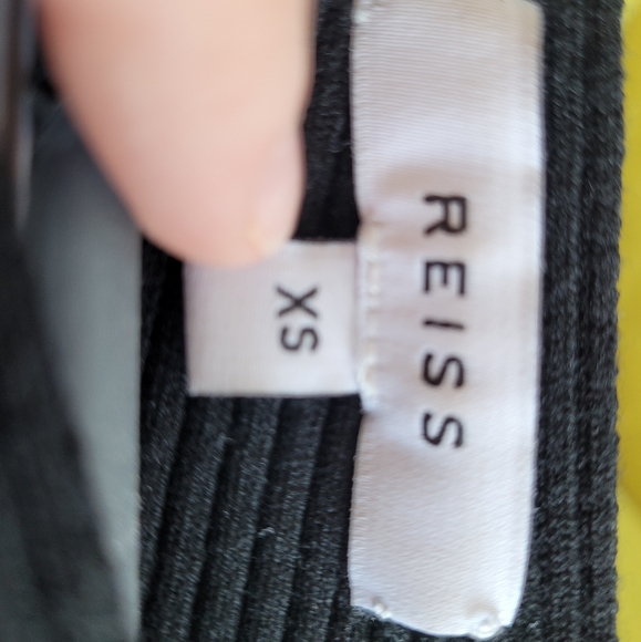 A sweater - Picture 1 of 2